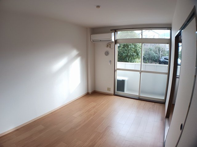 西宮市山口町中野１丁目のアパートの居間・リビング