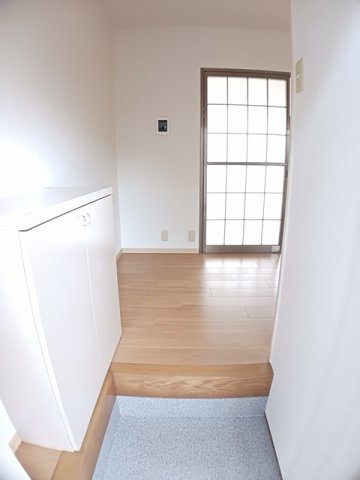 西宮市山口町中野１丁目のアパートの玄関