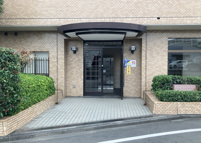 【玄関】 | 南町田パーク・ホームズ | 玄関は家の顔でもあり、家族以外の目にも止まる場所です。玄関は外との間を仕切る扉、靴などをしまっておく収納スペース、靴脱ぎのたたきスペース、来客とのやり取りをするドアホンなど複数のアイテムからなります。