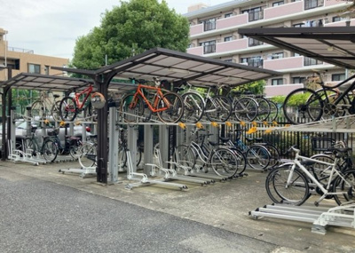 【駐車場】 | 南町田パーク・ホームズ | 車一台あたりに必要なスペースは、標準サイズの普通自動車で横幅2m50cm、長さ5mは必要になります。ただし、乗降のことも考慮して横幅3m30cm、長さ5m50cmほどは確保できるところを選びましょう。