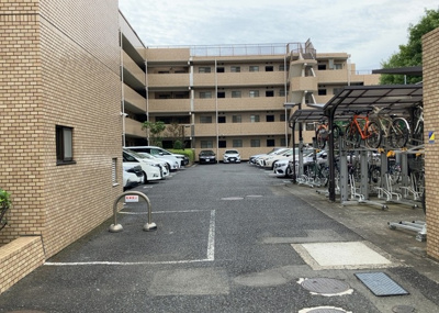 【駐車場】 | 南町田パーク・ホームズ | 駐車場と明記されていても、最小スペースでつくられた駐車場だと大型車は駐車できなかったり、出入りしにくくなったりする可能性があります。お車のサイズと購入したい物件の駐車場のサイズを現地で確認しましょう。