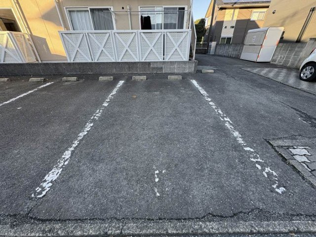 マルセイユ国分町B棟の駐車場