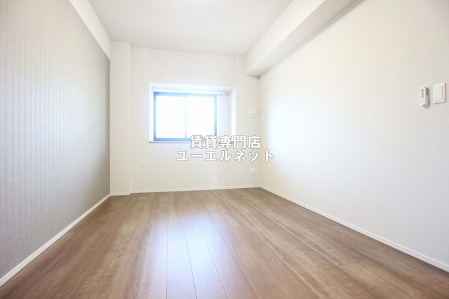 【寝室】 | カーサマリーナモンテカルロ | 明るく開放感のある居室で、自分だけのくつろぎ空間を。