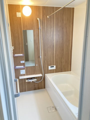 ブルーミングガーデン前橋市六供町１丁目のトイレ|1階トイレです。清潔感のある白を基調としています。
温水洗浄・便座暖房機能の付いた快適なトイレです☆
