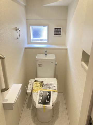 ブルーミングガーデン前橋市六供町１丁目のトイレ|1階トイレです。清潔感のある白を基調としています。
温水洗浄・便座暖房機能の付いた快適なトイレです☆

