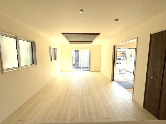 ブルーミングガーデン前橋市六供町１丁目の居間・リビング|カウンターキッチンなのでお料理をしながら会話もできます。
夕食の支度をしながら、お子様の様子も見られて自然と会話も増えますよ♪