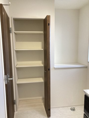 ブルーミングガーデン前橋市六供町１丁目の居間・リビング|カウンターキッチンなのでお料理をしながら会話もできます。
夕食の支度をしながら、お子様の様子も見られて自然と会話も増えますよ♪