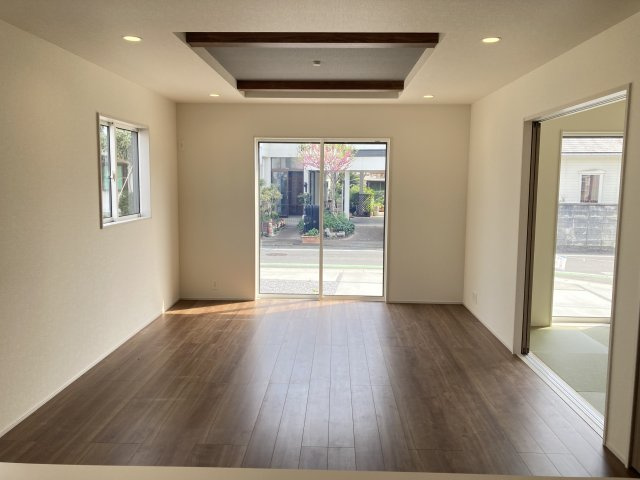 ブルーミングガーデン前橋市六供町１丁目の居間・リビング|カウンターキッチンなのでお料理をしながら会話もできます。
夕食の支度をしながら、お子様の様子も見られて自然と会話も増えますよ♪