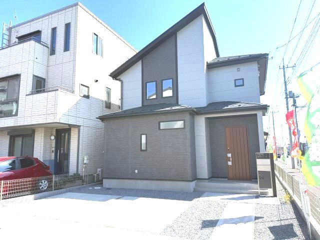 ブルーミングガーデン前橋市六供町１丁目の外観|六供町に新築住宅が完成しました！
白をブラウンを基調とした落ち着いた雰囲気の外観です♪
ご都合に合わせていつでもご見学頂けます♪お気軽にお問い合わせください。