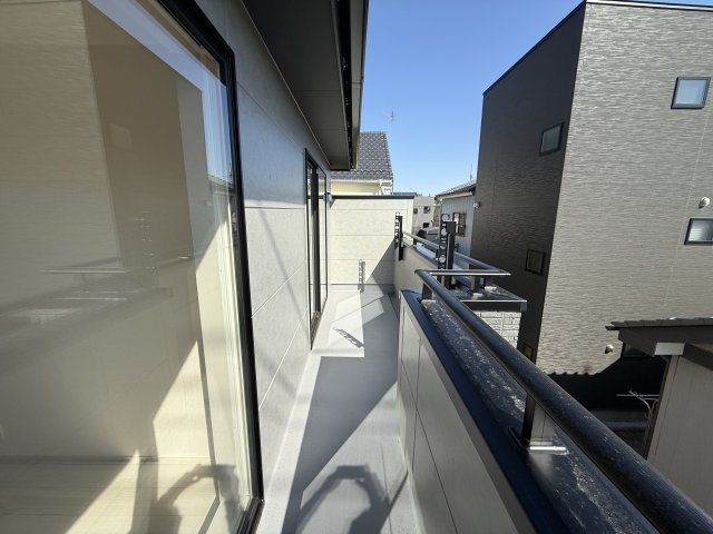 ブルーミングガーデン前橋市六供町１丁目のバルコニー|二部屋から行き来できるワイドバルコニーです！南面なので洗濯物が良く乾きます。