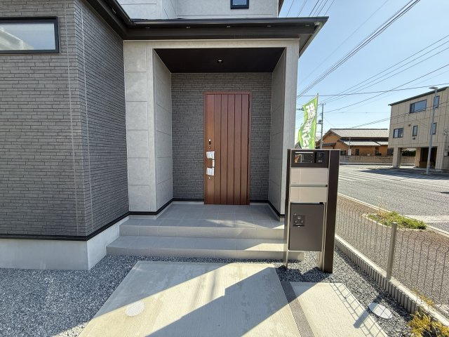 ブルーミングガーデン前橋市六供町１丁目の玄関|玄関前もキレイに整備されています。
モニター付きインターホンも標準装備