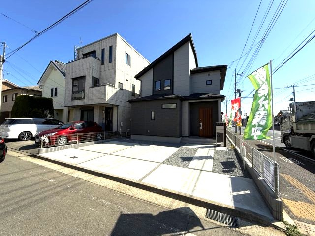 ブルーミングガーデン前橋市六供町１丁目の駐車場|駐車場もキレイに整備されています。並列3台駐車可能ですよ！
前面道路も広々していて車の出し入れもしやすいです。