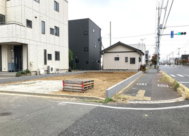 ブルーミングガーデン前橋市六供町１丁目の前面道路含む現地写真|前面道路も広くて車の出し入れもしやすいですよ！