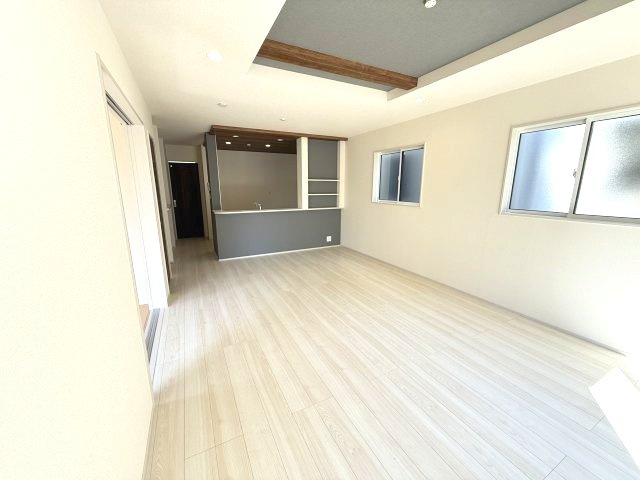 ブルーミングガーデン前橋市六供町１丁目の居間・リビング|折り上げ天井の18.37帖あるおしゃれなリビングです☆
人気の対面式キッチンを配した空間はお好みの家具も合わせやすく、家族がくつろぐ快適な空間造りをサポート。窓からは明るい陽光が差し込みます。