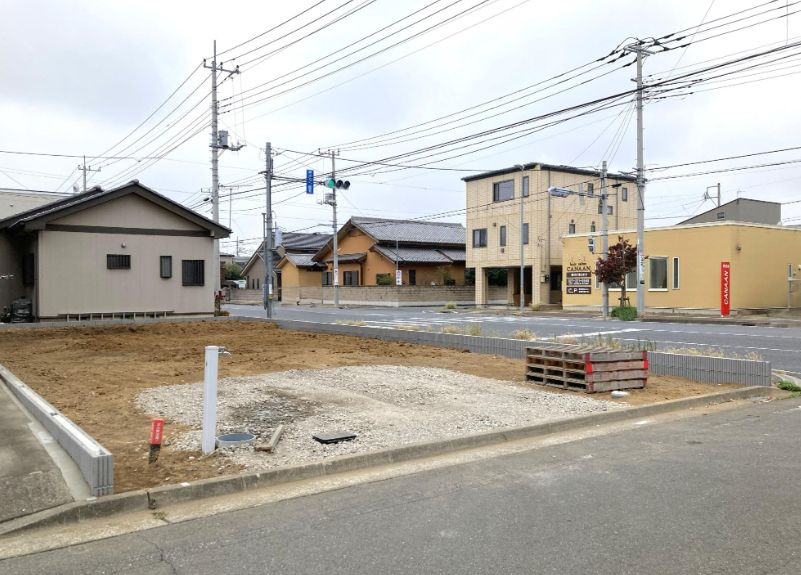 ブルーミングガーデン前橋市六供町１丁目のキッチン|人気のカウンターキッチン採用です☆ゴミ出しに便利な勝手口付き！
コンロも３口ご用意しています！調理スペースも広くストレスなくお料理できます。
浄水器つきなので美味しいお水も飲めますよ♪