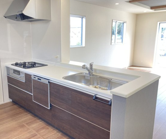 ブルーミングガーデン前橋市六供町１丁目のキッチン|人気のカウンターキッチン採用です☆ゴミ出しに便利な勝手口付き！
コンロも３口ご用意しています！調理スペースも広くストレスなくお料理できます。
浄水器つきなので美味しいお水も飲めますよ♪