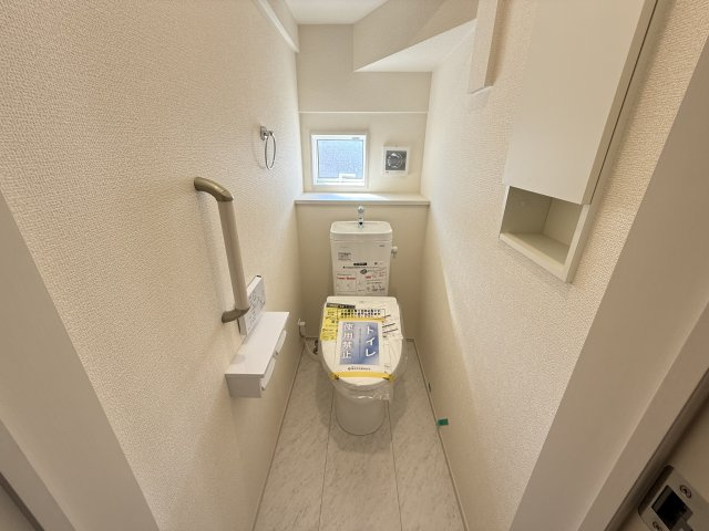 ブルーミングガーデン前橋市六供町１丁目のトイレ|1階トイレです。清潔感のある白を基調としています。
温水洗浄・便座暖房機能の付いた快適なトイレです☆
