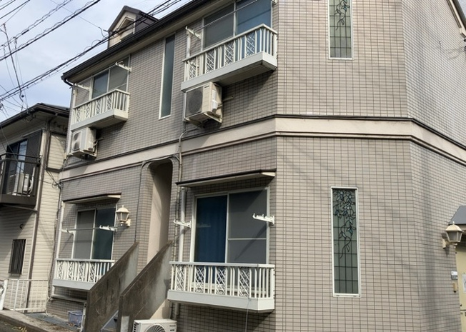 【外観】 | ルーブル壱番館 | 土地の形が極端に長細かったり、狭小地、あるいは道路との高低差がある傾斜地だった場合、後々売ろうとしても買い手がつかない場合もあります。後々、売却することになった時に価値の下がらない土地を選びましょう。
