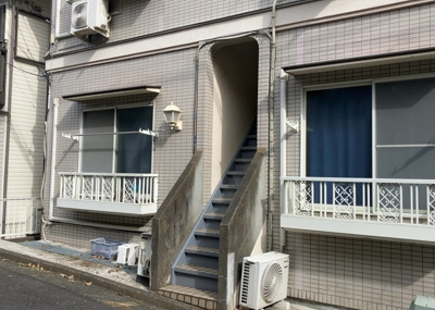 【外観】 | ルーブル壱番館 | 家を建てる場合、方位は要チェックです。現実的に日当たりのよい家ならばリビングは南側、建築基準法でも北側に当たる家への配慮は求められています。土地を見学に行く際は、方位磁針を持って行くようにしましょう。