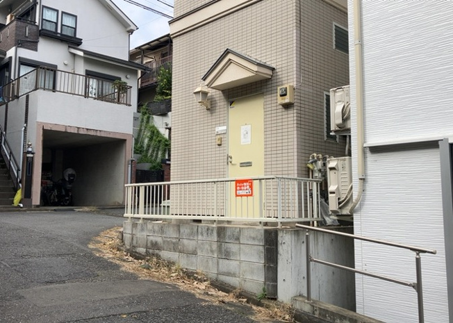【外観】 | ルーブル壱番館 | 土地の前の道路に消火栓が設置されていることがあります。この場合、道路交通法第45条第1項により、駐車禁止の場所が指定されています。そのため、車庫などの駐車スペースをつくることができない場合があります。