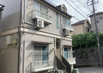 【外観】 | ルーブル壱番館 | 現地に行くなら、物件の周囲の地形がどうなっているかを見ることも大切です。周辺より低くなっている土地では、大雨などで水が集まりやすいため、地盤が弱くなっているということも考えられるため、注意が必要です。
