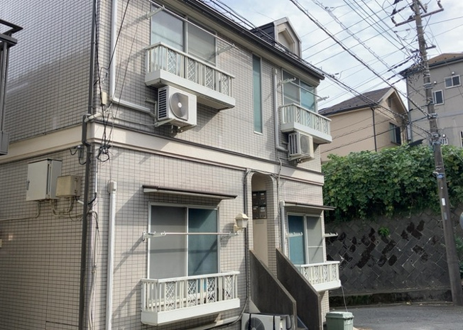 【外観】 | ルーブル壱番館 | 現地に行くなら、物件の周囲の地形がどうなっているかを見ることも大切です。周辺より低くなっている土地では、大雨などで水が集まりやすいため、地盤が弱くなっているということも考えられるため、注意が必要です。