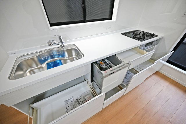 西宮市今津野田町中古戸建│4LDK+駐車1台可のキッチン|天板とワークトップ下の収納は満足のいくスペースが備わっています。 大きな鍋などもゆったりと収納いただけます。食洗機が備えられています。