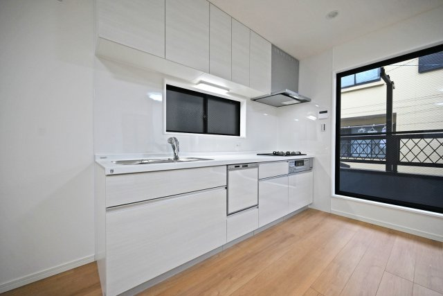 西宮市今津野田町中古戸建│4LDK+駐車1台可のキッチン|効率よくお料理ができるコンロ・収納を完備したシステムキッチン！ 確かな機能性を実感頂けます◎キッチンに小窓が設けており、調理で煙だらけになってもすぐに換気できます。