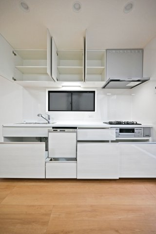 西宮市今津野田町中古戸建│4LDK+駐車1台可のキッチン|2階キッチンの内観写真です。 上下に収納があり収納豊富なため、常にすっきり保つことが出来ます。