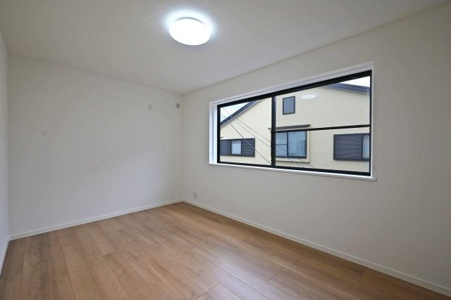 西宮市今津野田町中古戸建│4LDK+駐車1台可の洋室|3階主寝室想定に入ってすぐの内観写真です。広々約7.1帖でゆったりとした広さが確保されています。