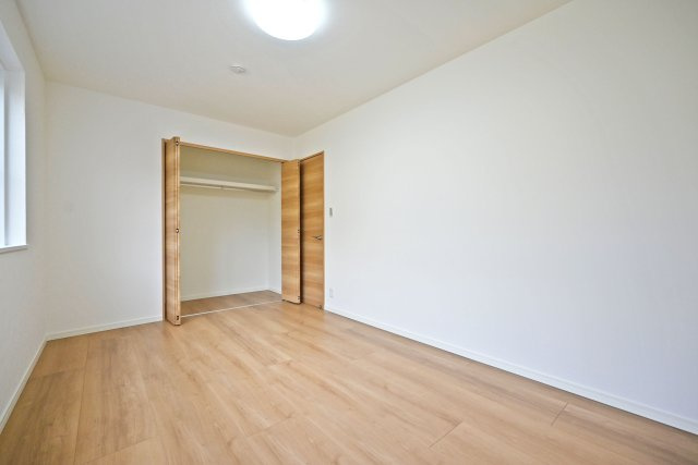 西宮市今津野田町中古戸建│4LDK+駐車1台可の洋室|-主寝室(3F)- 収納庫内には枕棚とハンガーレールを配置しています。