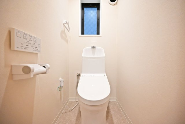 西宮市今津野田町中古戸建│4LDK+駐車1台可のトイレ|1階トイレの内観写真です。ウォッシュトイレを導入しています。