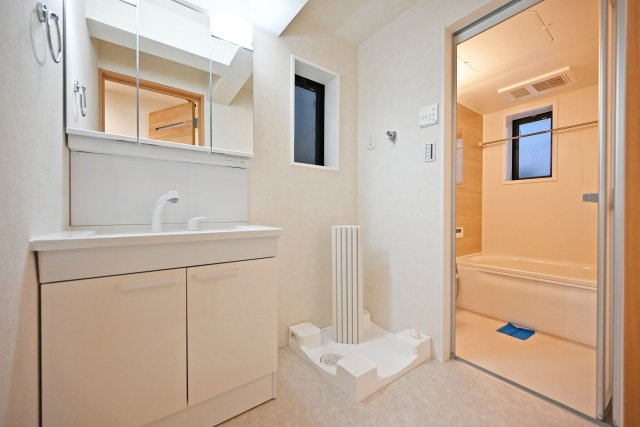 西宮市今津野田町中古戸建│4LDK+駐車1台可の独立洗面台|1階洗面室に入ってすぐの内観写真です。 洗面台は2面鏡裏収納付きのドレッサーです。