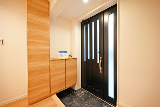 西宮市今津野田町中古戸建│4LDK+駐車1台可の玄関|1階玄関をホール側から撮影した内観写真です。シューズボックスを配置したオーソドックスな玄関です。