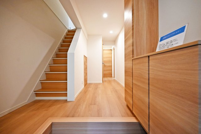 西宮市今津野田町中古戸建│4LDK+駐車1台可の玄関|1階玄関入ってすぐの内観写真です。 上部まで収納があるシューズBOX付き。 毎日使う玄関回りも常に片付いた状態を維持できそうです。