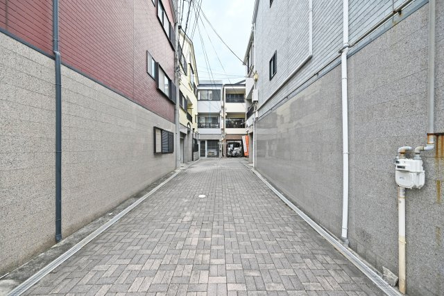 西宮市今津野田町中古戸建│4LDK+駐車1台可の前面道路含む現地写真|私道入口部分から撮影した現地写真です。