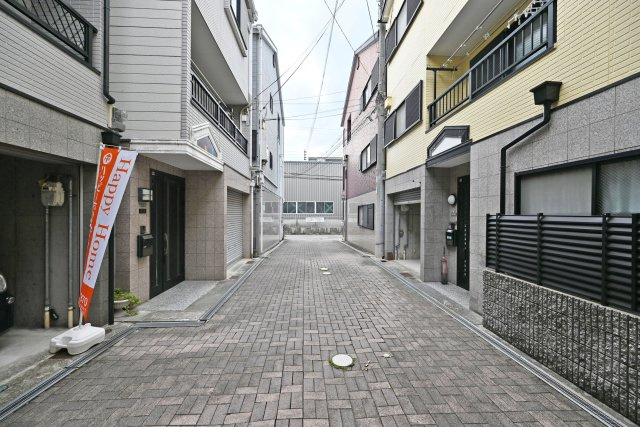 西宮市今津野田町中古戸建│4LDK+駐車1台可の前面道路含む現地写真|西側道路幅員幅は約4ｍ幅です。