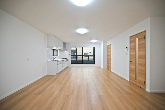 西宮市今津野田町中古戸建│4LDK+駐車1台可の居間・リビング|2階LDKをリビング側から正面に撮影した内観写真です。 奥行きがある縦長リビングなので、収納や家具の配置、インテリアコーディネートがしやすいです。