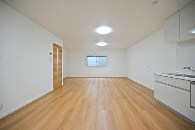 西宮市今津野田町中古戸建│4LDK+駐車1台可の居間・リビング|2階LDKをキッチン側から撮影した内観写真です。 4LDK間取り設計の為、お子様のいる世帯に必要な部屋数を備えた物件です。