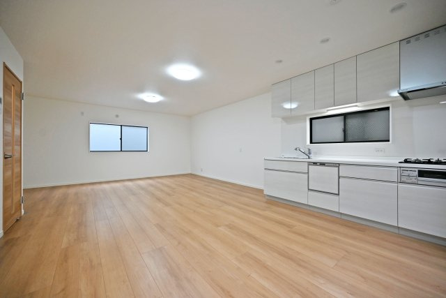 西宮市今津野田町中古戸建│4LDK+駐車1台可の居間・リビング|2階LDK入ってすぐの内観写真です。 リビングセットを置いても十分な広さが確保されています。 明るく広々としたリビングで家族団らんのひと時をお楽しみ下さい！