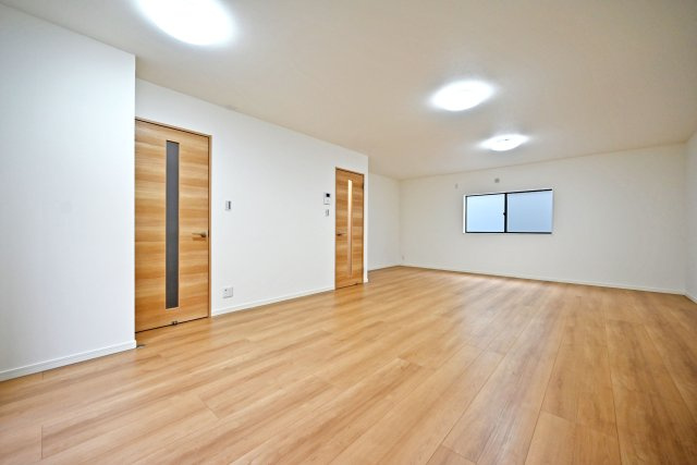 西宮市今津野田町中古戸建│4LDK+駐車1台可の居間・リビング|2階LDK内観写真です。 家族の集まるリビングは明るく暖かな日差しが差し込み、家族の団らんを包み込みます。 住まう人の暮らしの質を高めてくれるようなリノベーション空間です。