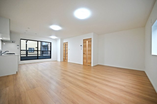 西宮市今津野田町中古戸建│4LDK+駐車1台可の居間・リビング|ご家族みんなで寛げるLDKの空間。 リフォーム済の為、室内大変美麗です。 ぜひ一度、ご内覧ください。