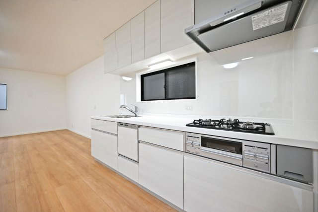 西宮市今津野田町中古戸建│4LDK+駐車1台可のキッチン|2階キッチンの内観写真です。食洗機が搭載されたシステムキッチン◎3口コンロでお料理の幅が広がります。 上下に収納があり収納豊富なため、常にすっきり保つことが出来ます