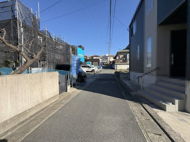 【その他】 | 福岡市早良区重留2丁目2期　1号棟（全2棟）【仲介手数料無料・0円】 | 現地写真。前面道路です。