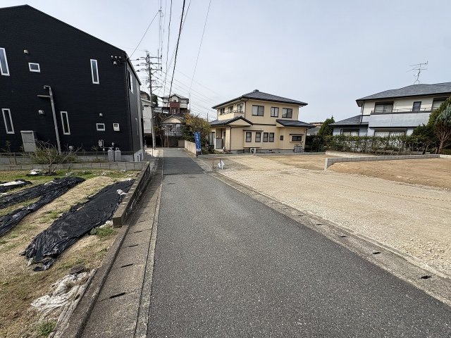 【その他】 | 福岡市早良区重留2丁目2期　1号棟（全2棟）【仲介手数料無料・0円】 | 現地写真。前面道路です。