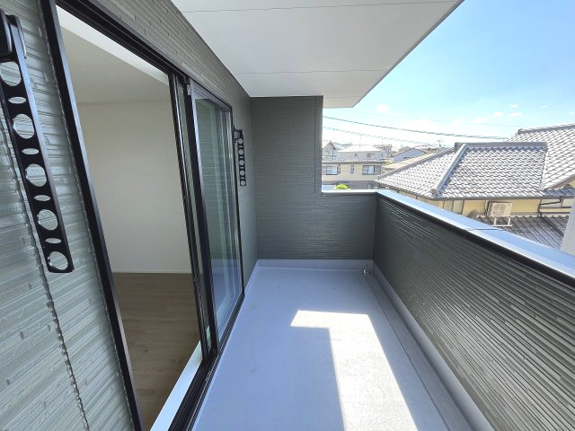 【バルコニー】 | 福岡市早良区重留2丁目2期　1号棟（全2棟）【仲介手数料無料・0円】 | 施工例。施工例は完成時と異なる場合があります。
