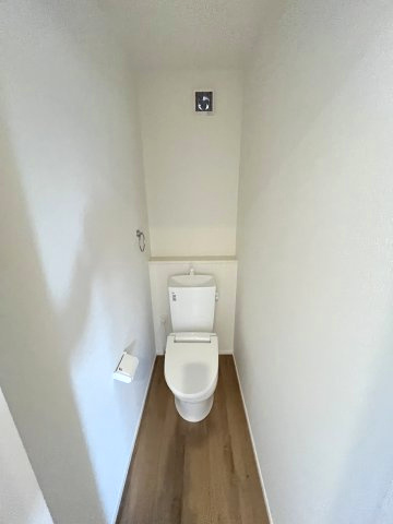 【トイレ】 | 福岡市早良区重留2丁目2期　1号棟（全2棟）【仲介手数料無料・0円】 | 施工例。2階にもトイレです。施工例は完成時と異なる場合があります。