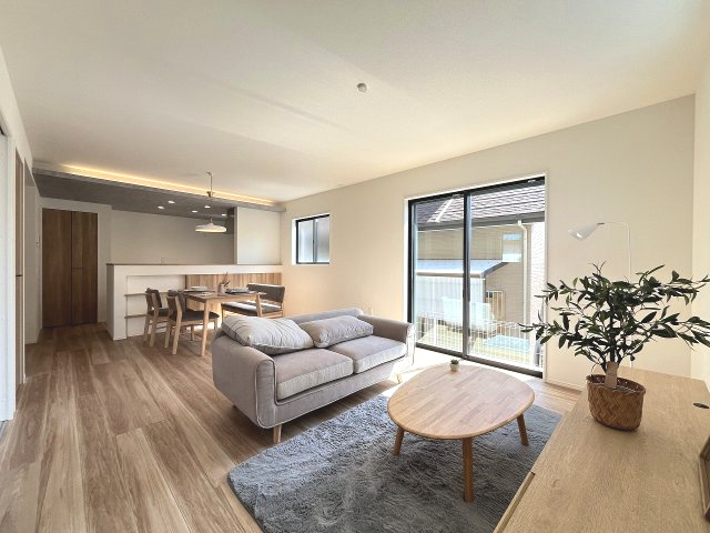 【内装】 | 福岡市早良区重留2丁目2期　1号棟（全2棟）【仲介手数料無料・0円】 | 施工例。リビングです。施工例は完成時と異なる場合があります。