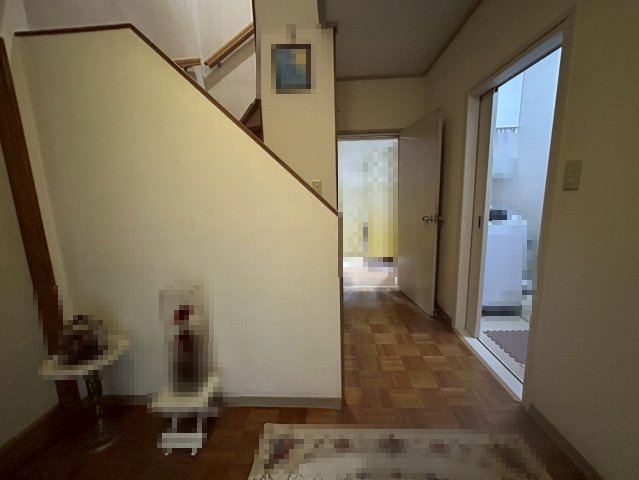 【価格改定】舞鶴市字行永の玄関|玄関を入ってすぐに水まわり（洗面室・浴室・トイレ）が配置された便利な間取りです！