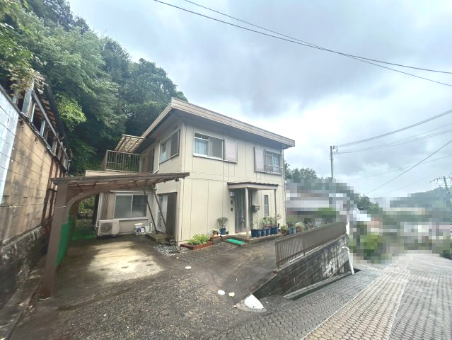 【成約済】舞鶴市字行永の前面道路含む現地写真|カーポート付きの駐車場。
駐車1台可能です。
